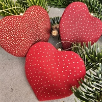 røde stofhjerter-guld-mønster-retro-julestads